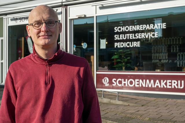 Schoenmaker Willem uit Emmen verhuist naar India. In het land waar